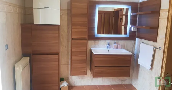 Kupaonski namještaj od drva izrađen po mjeri