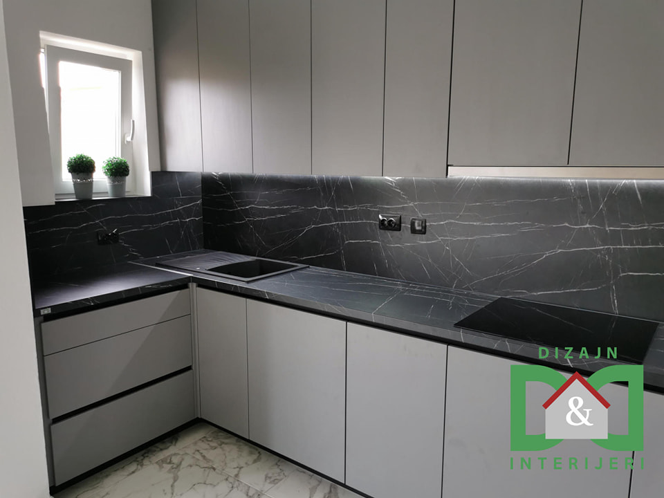Moderna kuhinja s mramornom radnom pločom
