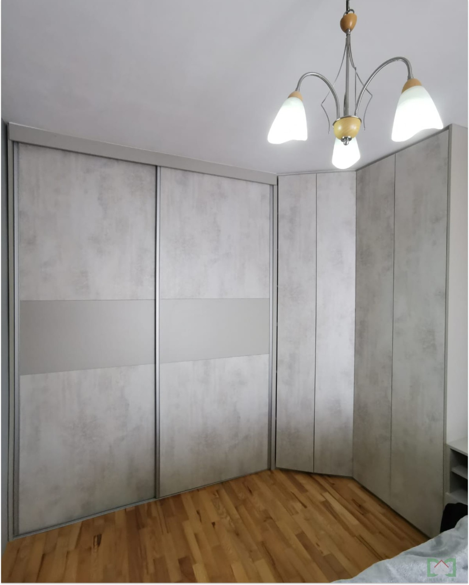 Ugradbeni ormar s kliznim vratima