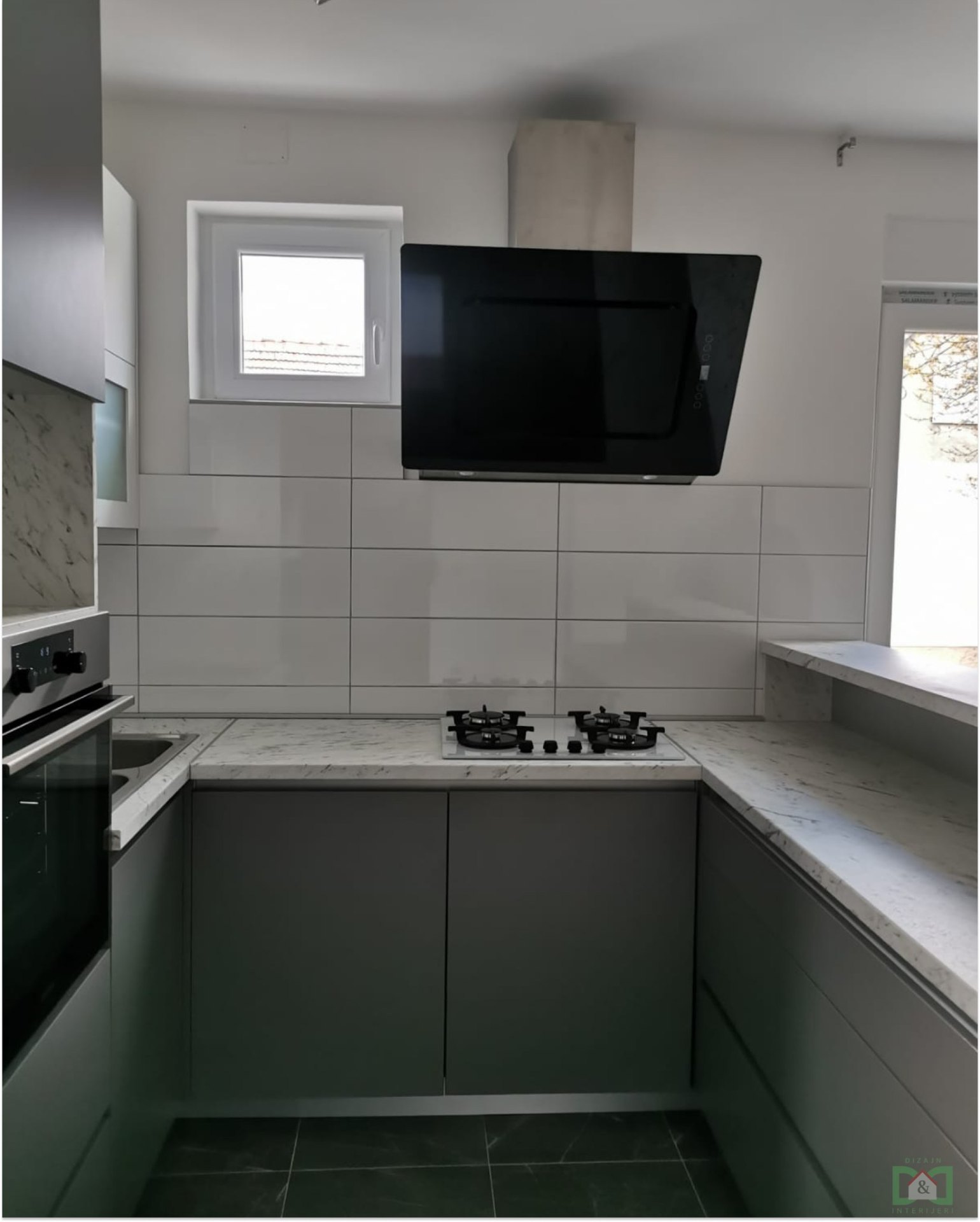 Kuhinja s napom i mramornom pločom