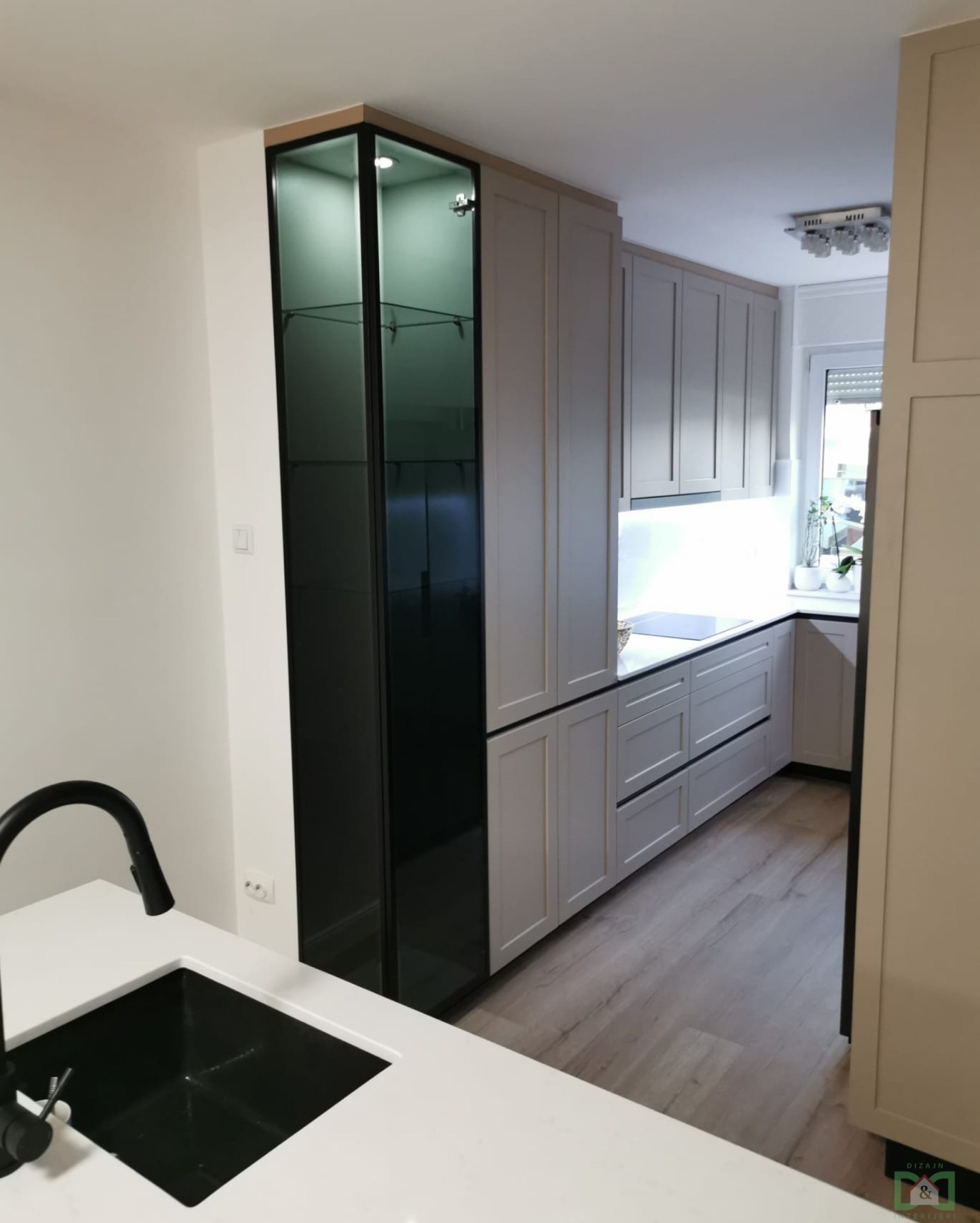 Kuhinja sa staklenom vitrinom