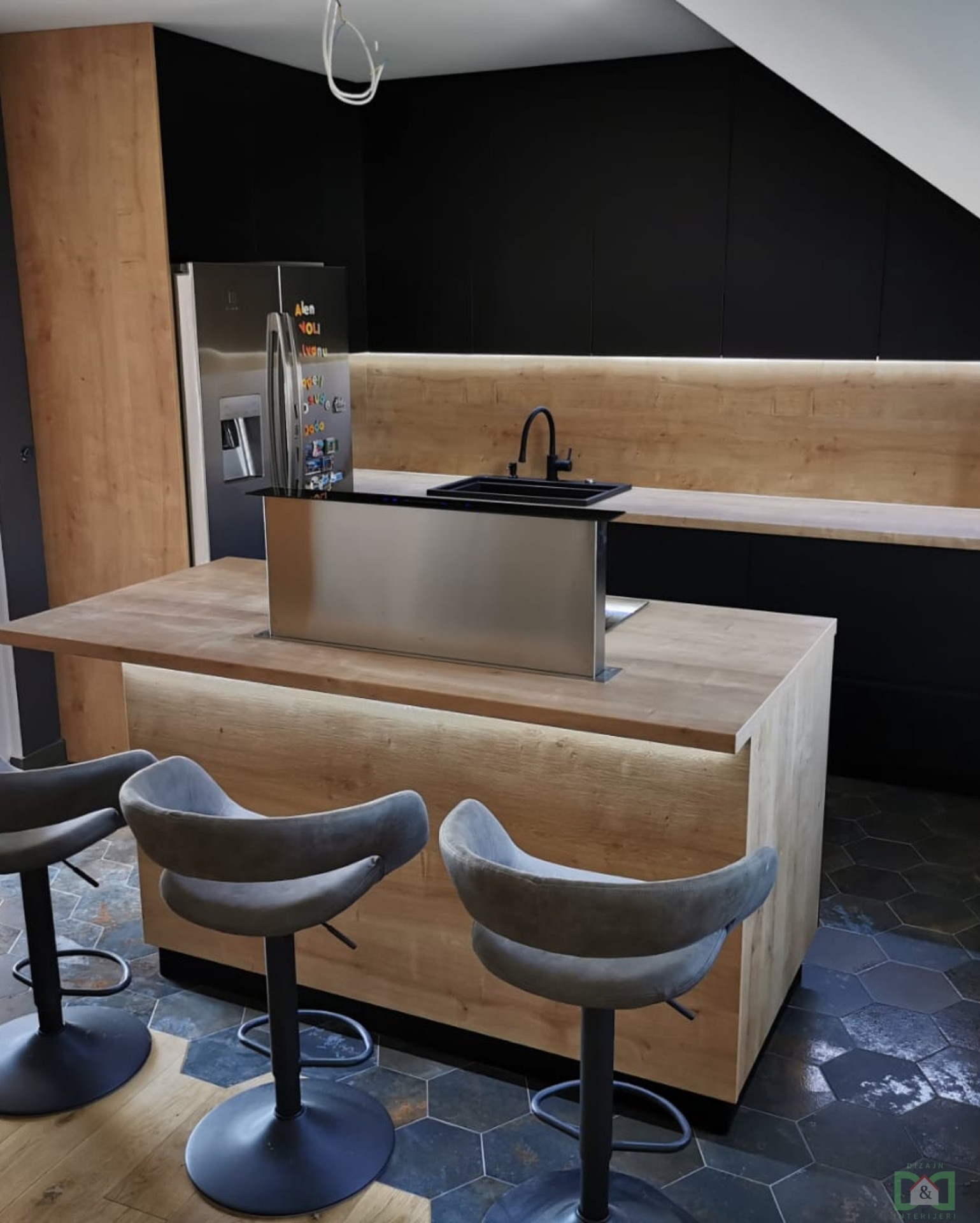 Kuhinja od hrasta s otokom