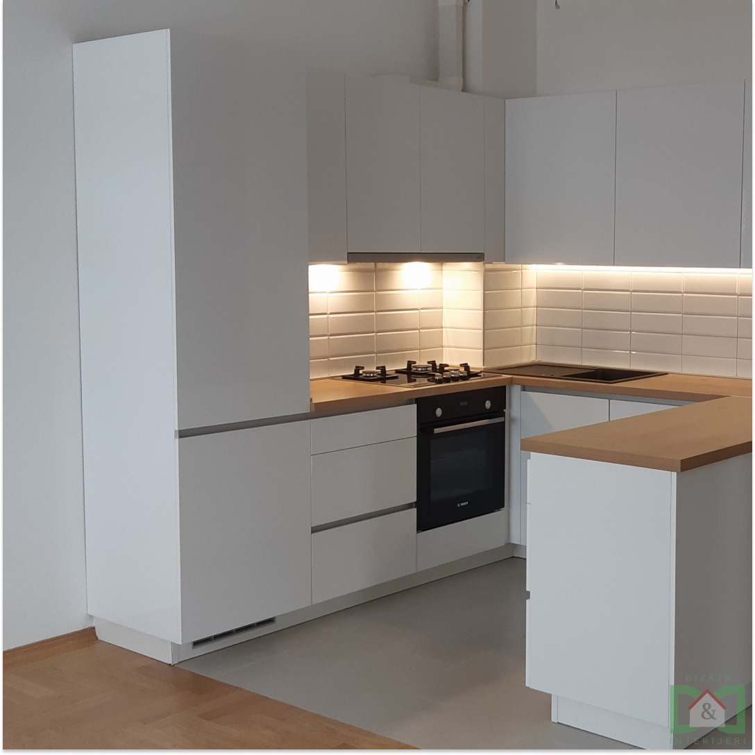 Bijela kuhinja s hrastovom pločom